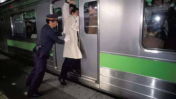 员,饭店的服务生 日本还有许多令人匪夷所思的工作 比如地铁推手