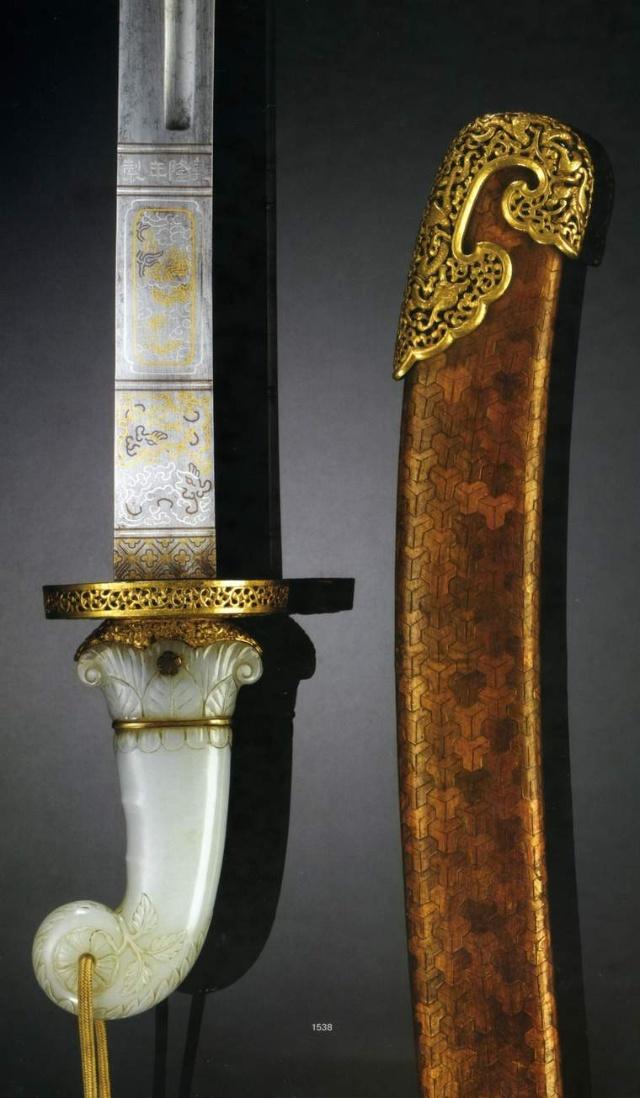 但说起故事性和传奇性,它远远不如同为乾隆皇帝御用刀剑的九龙宝剑