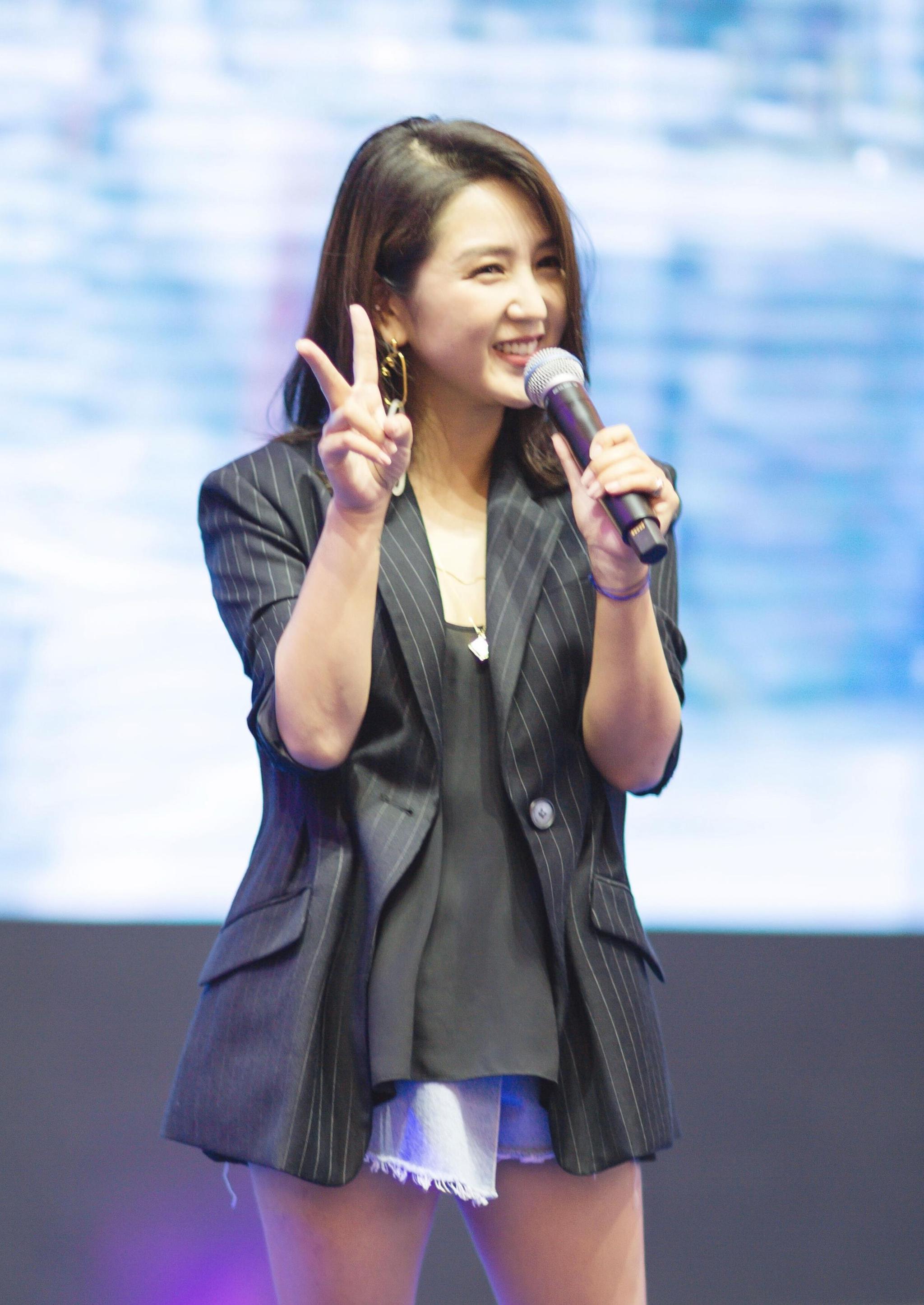 何洁勇敢公布恋情后还怼粉丝,再也不相信婚姻却继续着恋情