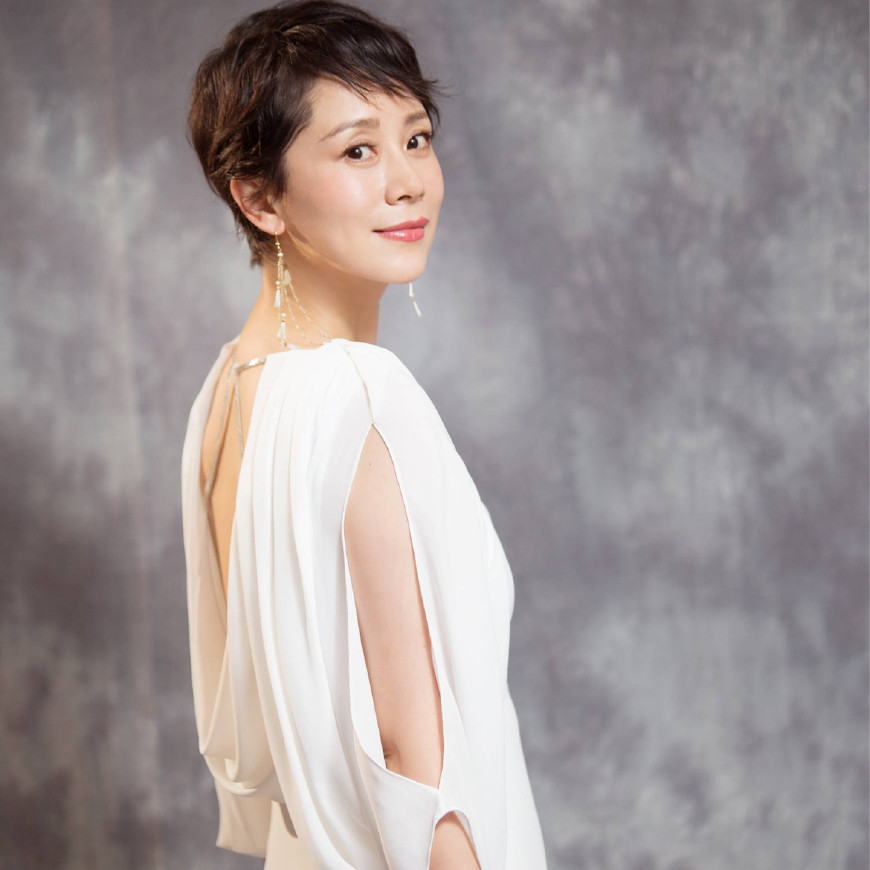 海清包大巴车站着去百花电影节颁奖礼台上光鲜亮丽台下生无可恋