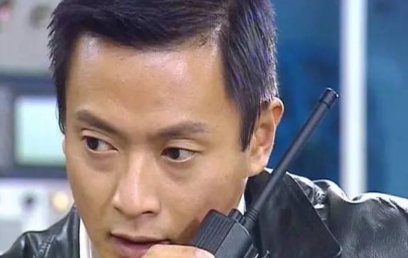 魏骏杰出演的第一部电视剧是黎明主演的《原振侠》,魏骏杰在剧中出演"