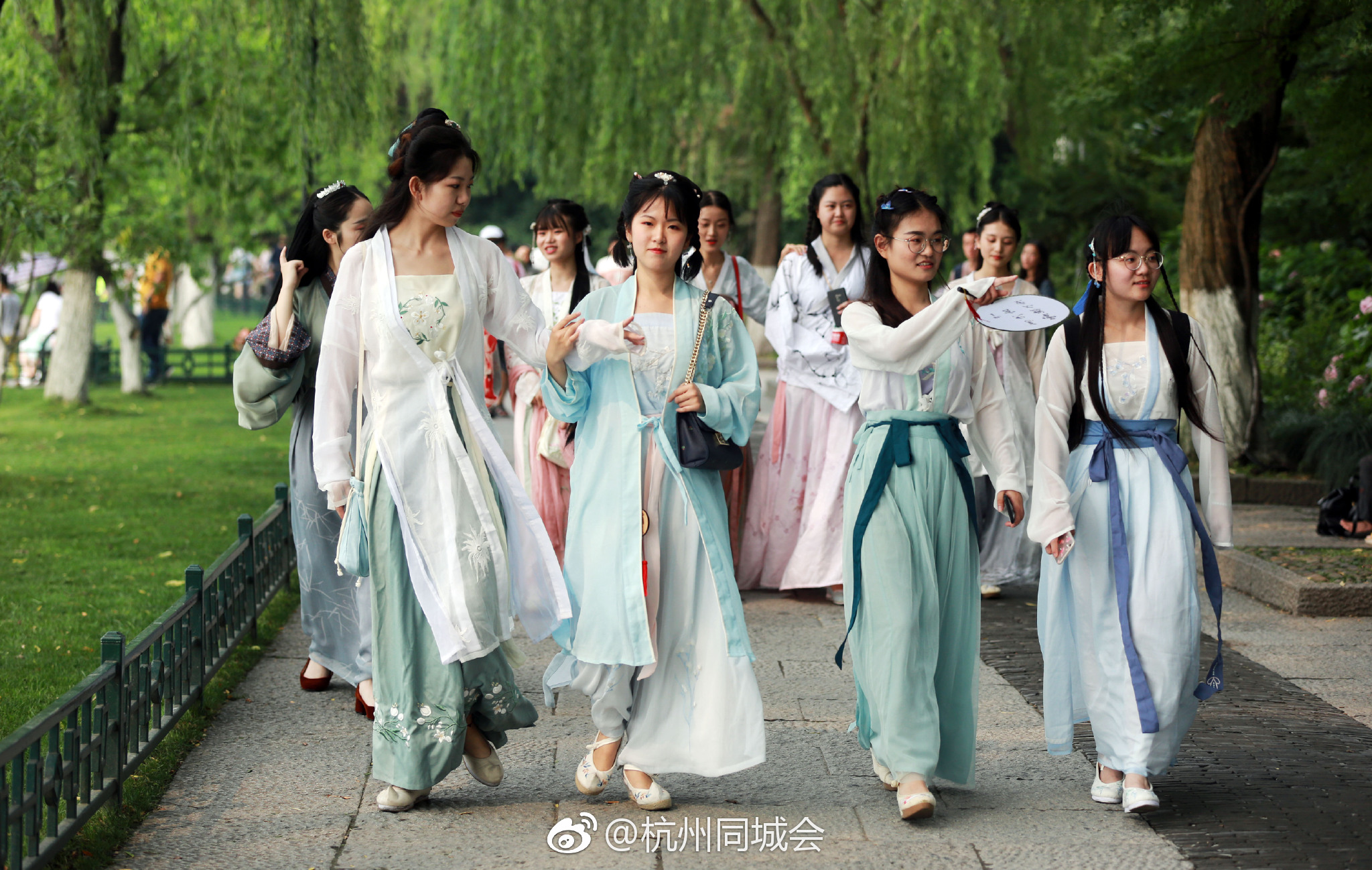 女大学生穿着汉服绕行西湖一圈 宣称为公益"代言"
