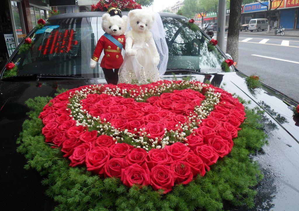 婚车用心形鲜花来布置, 简直浪漫的无以复加!