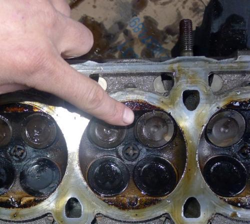 发动机燃烧室和曲轴箱靠活塞环和机油密封,在高温高压环境下,燃烧室会