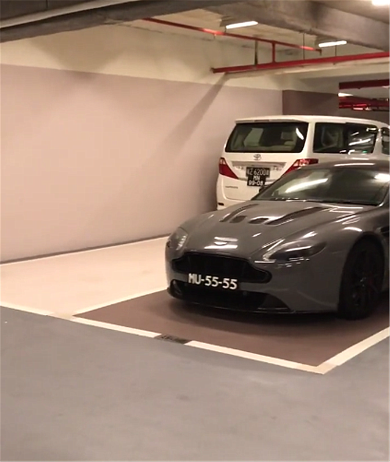 澳门偶遇9999车牌劳斯莱斯,看到对面车时,没想到车牌也不差