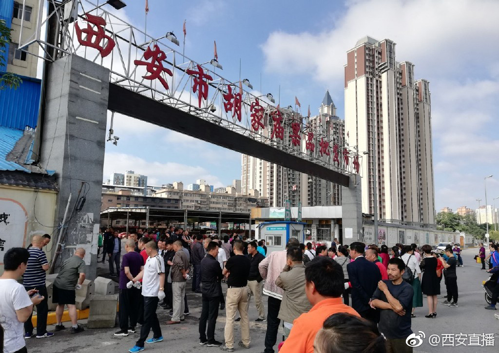 胡家庙果品批发市场封闭 商户今日自发打开封堵的大门