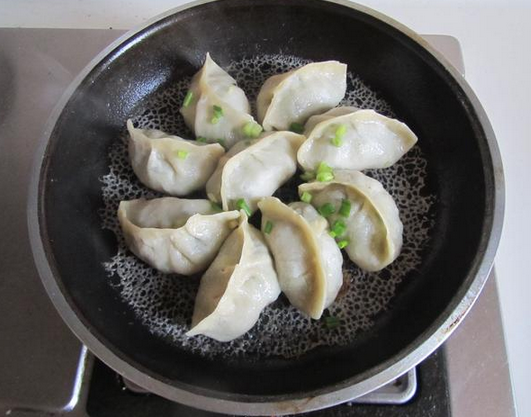 你吃过冰花饺子吗?不仅好看,而且味道也不错,赶紧学学吧