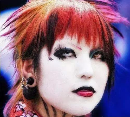 获得杀马特贵族的认可叮~恭喜你如果用眼影腮红口红来个全套还能露出