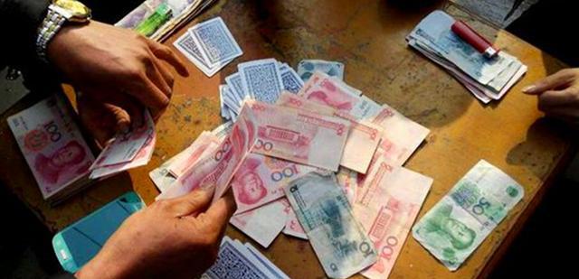 年底老板到老员工宿舍探望,70后80后带90后"赌钱",掀桌开除!