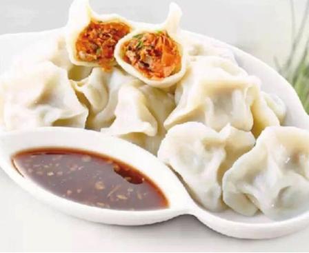 牛肉胡萝卜水饺,牛肉馅咸香可口,鲜嫩多汁,有萝卜的清香味