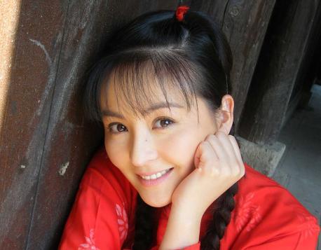 她出道就走红 曾被丑夫苦追十年 如今女儿长相随父亲