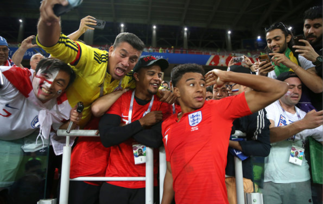 林加德 ,凯恩等球员与球迷一起庆祝,英格兰成功打进世界杯八强