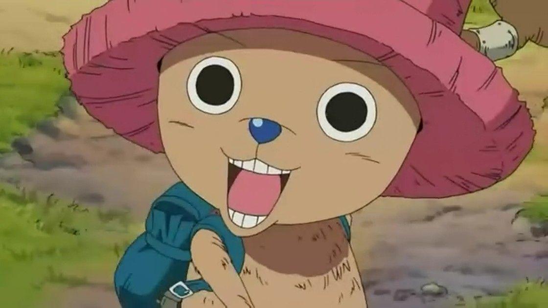 脖子上带着一个可爱的小铃铛,拿着一壶酒游走街头,喝