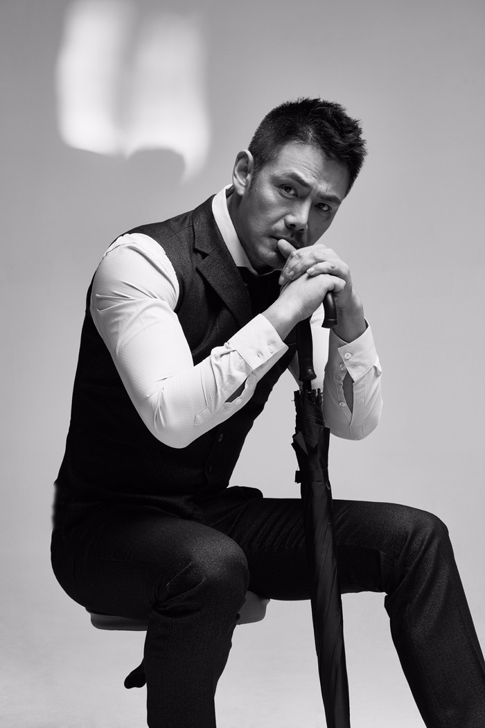 邵兵拍摄杂志大片 曝英伦黑白大片魅力无限