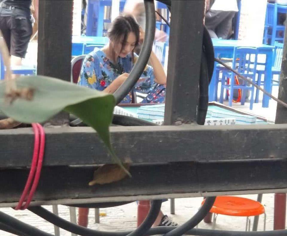 郑爽现身成都街头打麻将太接地气!伤口疤痕久久未去惹粉丝心疼