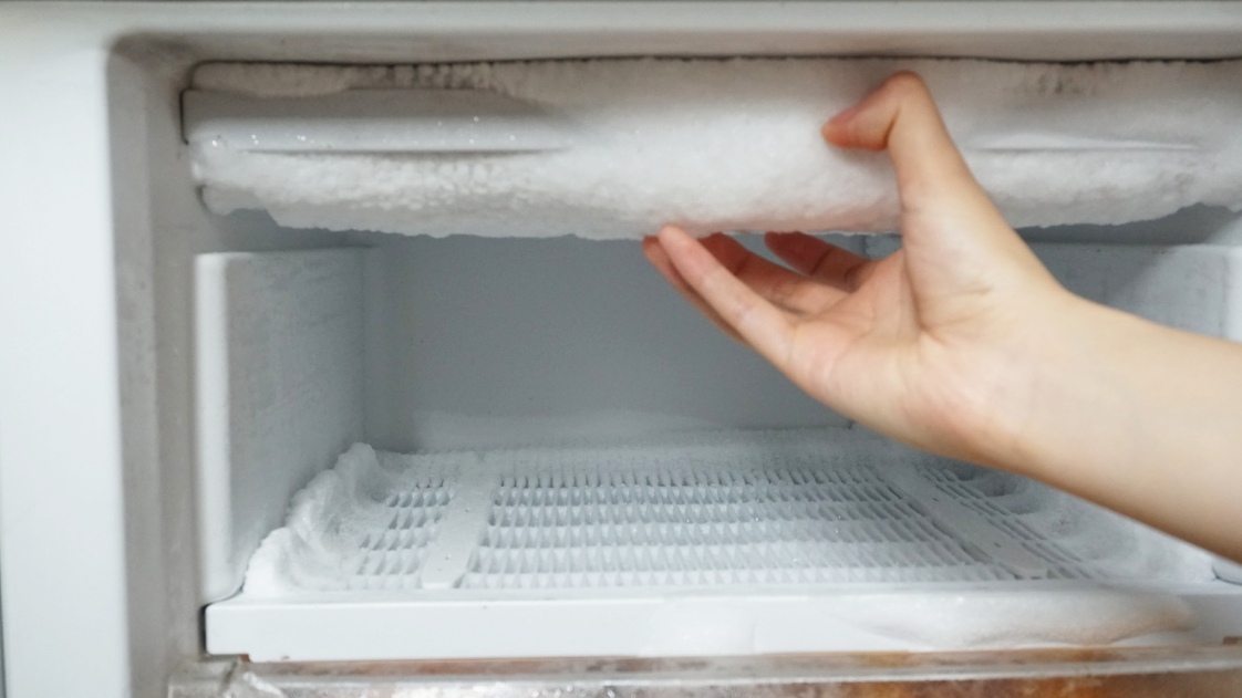 再多的冰箱霜层,只用把它放进去,10分钟冰块自动融化掉下来