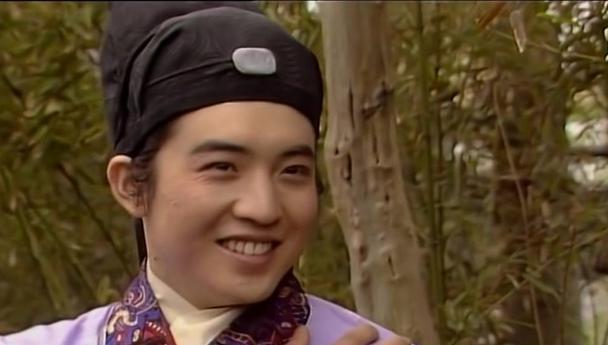 贾瑞的父亲贾代儒是贾氏家族义塾先生,正巧那天有事,安排了任务让他