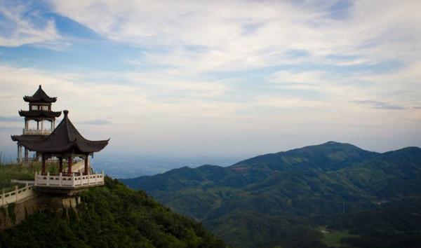 湾里区为古"豫章十景"中"洪崖丹井"和"西山积翠"所在地.