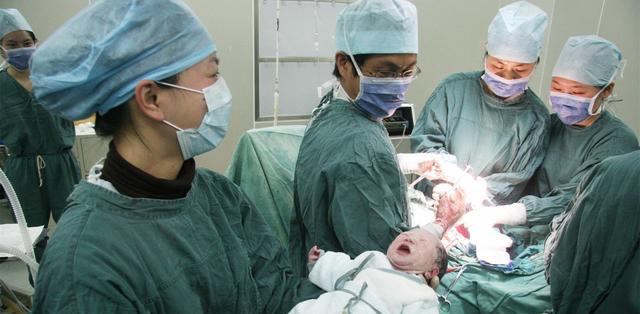 在医院顺产时,接生婆是高中暗恋的男神,我能憋住不生吗