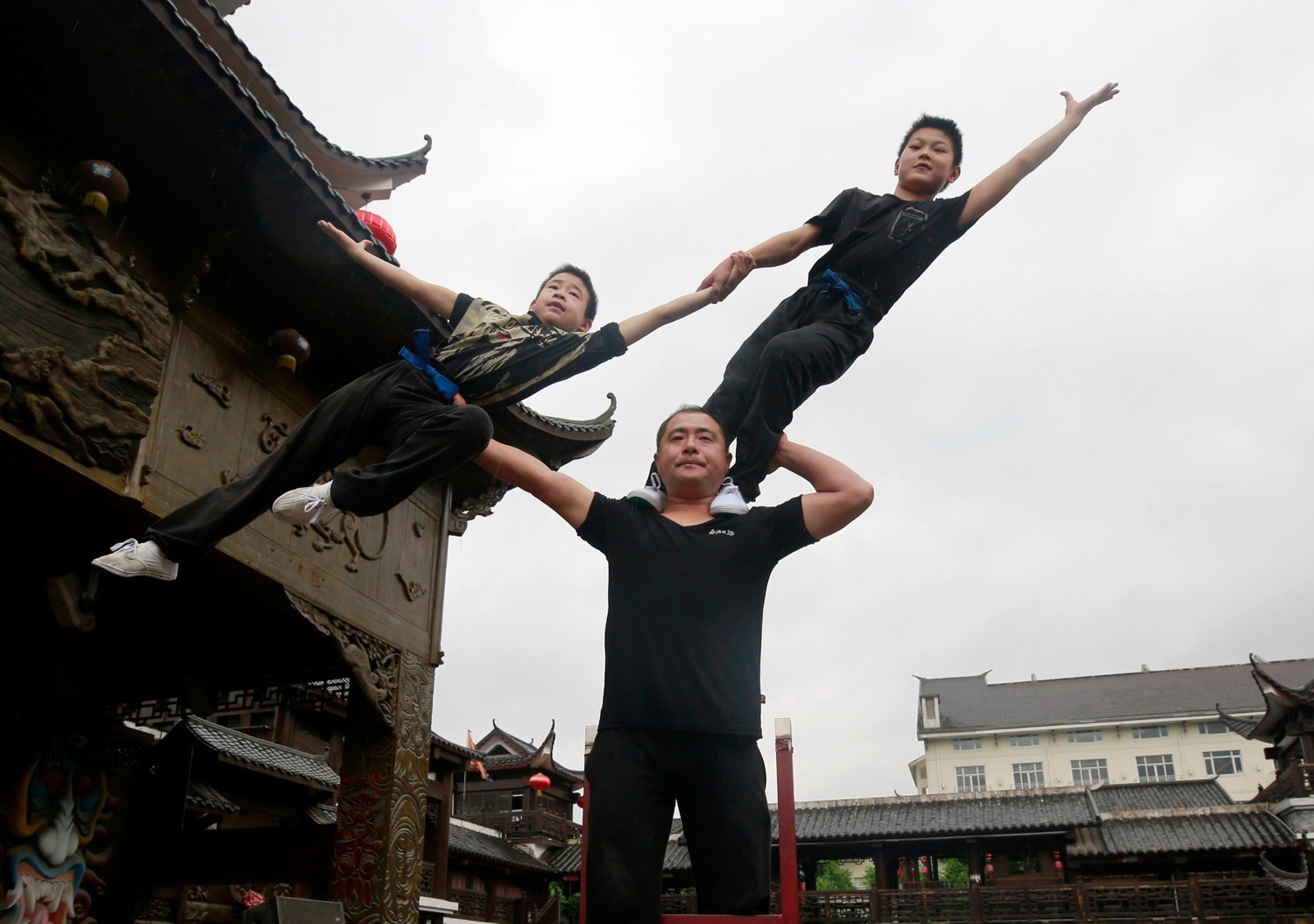 14岁“杂技少年”每天6点起床练功8小时 只为台上几分钟|张家界|艺术团|杂技|练功|湘西_新浪新闻