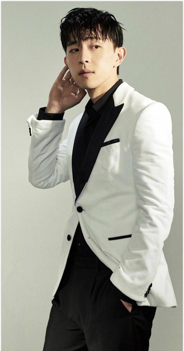 邓伦又穿成职场小男生,外套搭得很帅气,但那双布鞋你可驾驭不住