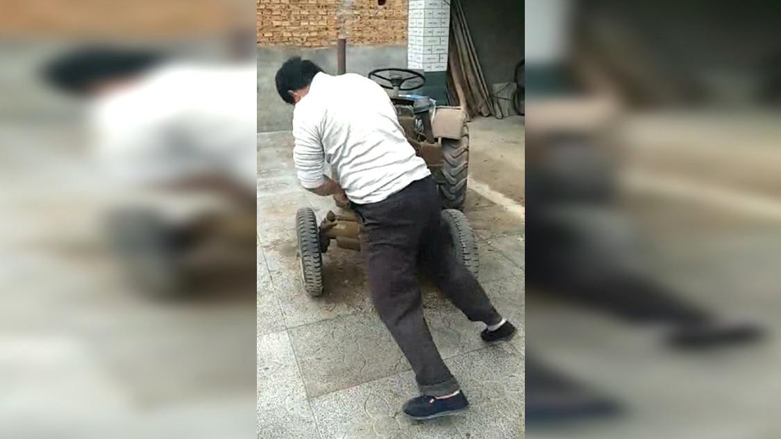 大哥手摇拖拉机的样子真没谁了,我差点笑抽