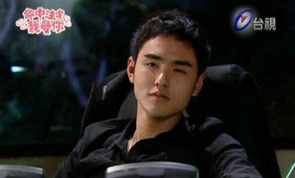 比如《命中注定我爱你》里的纪存希则是霸道总裁,而在《绿光森林》里