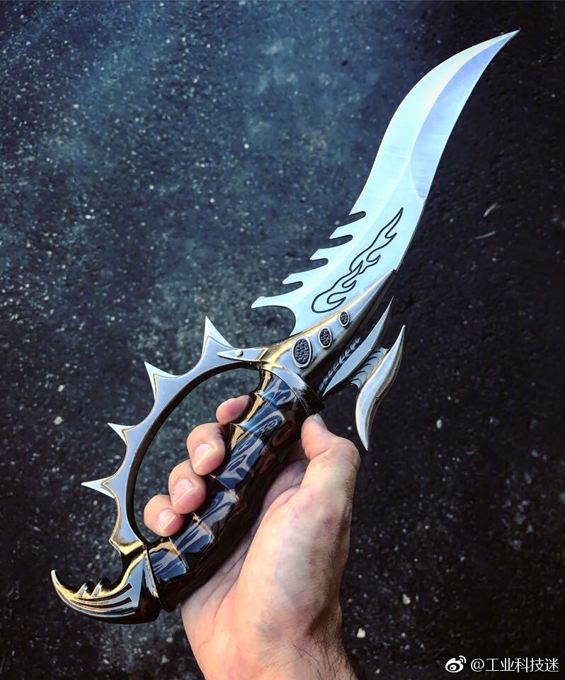 一组造型奇特一般只能在游戏中看到的冷兵器