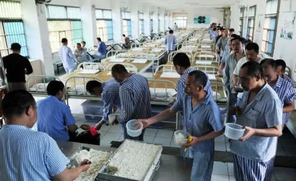 监狱犯人一天三顿 都是吃什么饭菜 网友:大概是个减肥的好去处吧