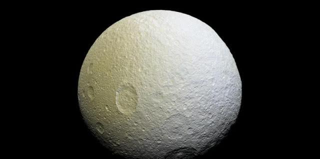 土卫三的地形在慢慢改变?其表面撞击坑已经变得平坦!