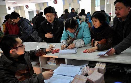 50岁退休职工,养老保险缴费不足15年,还能领养