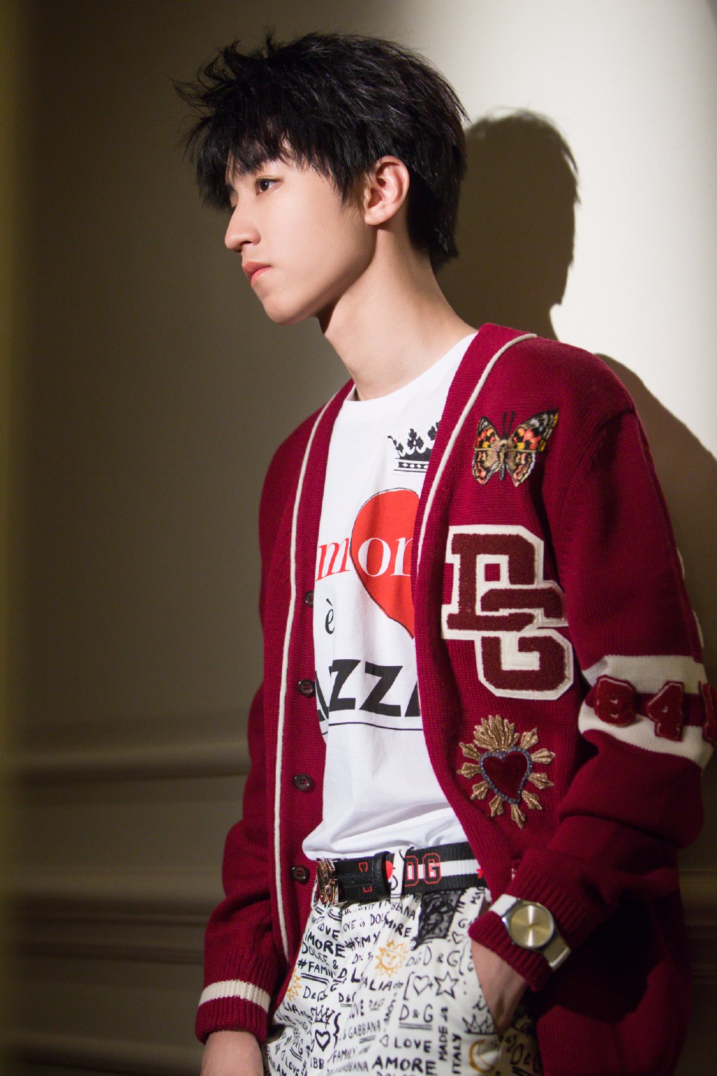 明星就是不一样,穿校服在人群中都最显眼,王俊凯太吸睛