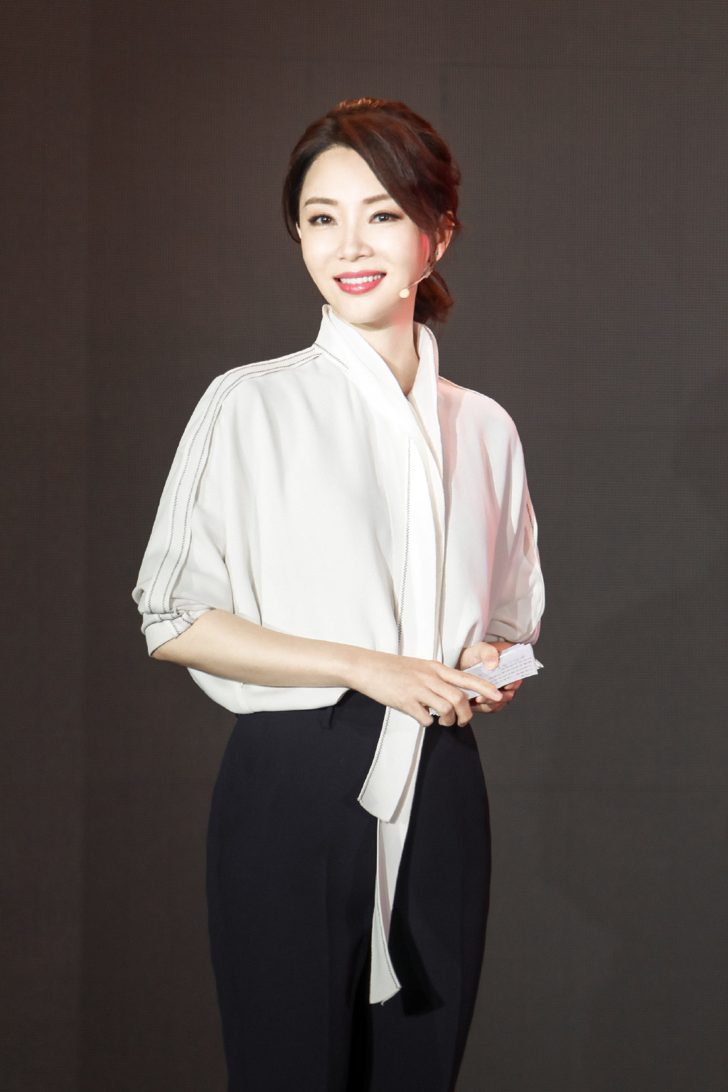 看看41岁陈数美成啥样了,一件衬衫穿出气质,熟女抓紧学起来!