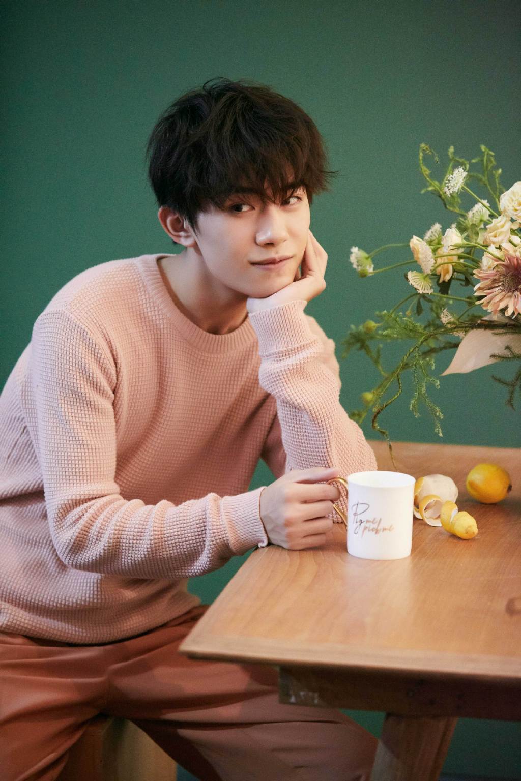 tfboys手拿红扇,大玩中国风,网友:侧颜我只服千玺,帅炸