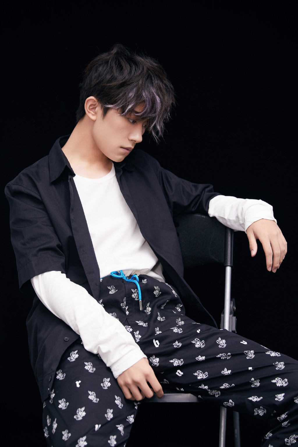 tfboys手拿红扇,大玩中国风,网友:侧颜我只服千玺,帅炸
