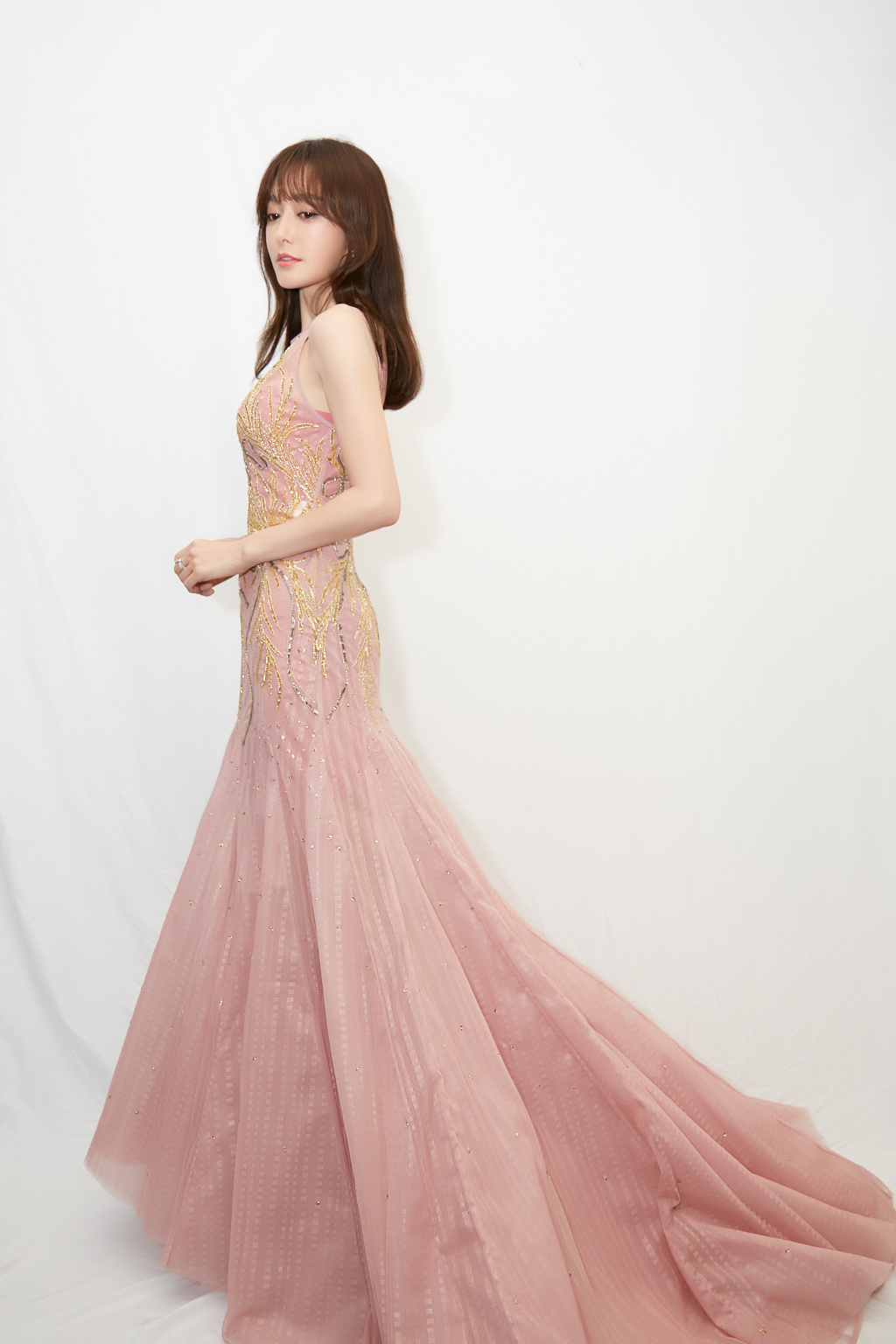 37岁秦岚8套礼服尽显魅力,每套"s"线条火辣迷人,女人味十足