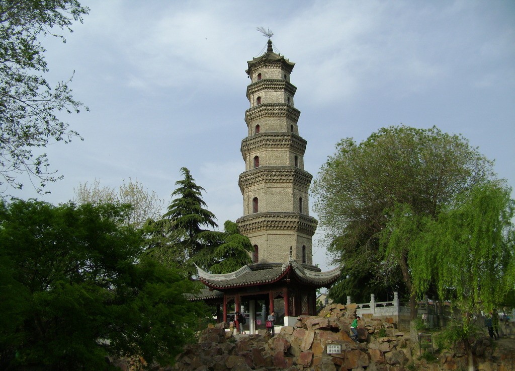 据史志记载,因阜阳奎星楼不高,文星不太显露,所以当地文风不振,功名