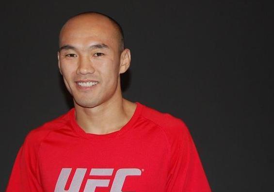 中国ufc第一人: 孤身前往日本, 没有赞助商只能落寞蹲在角落