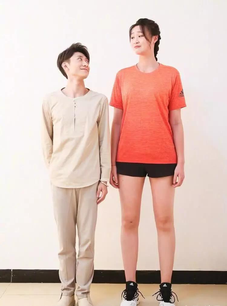 她是最美女排队长,身高1米92,与张一山拍照一个动作尽显高情商
