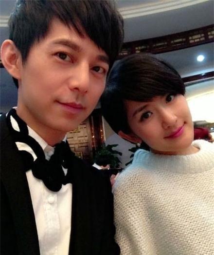 何炅一家四口合照曝光, 哥哥清秀撞脸李晨, 网友附上表情包惹爆笑