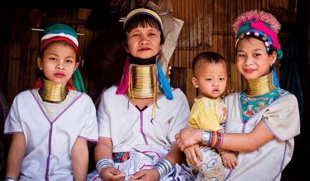 长颈族女人解开铜环脖子会断,取下铜环后的样子让人心疼!