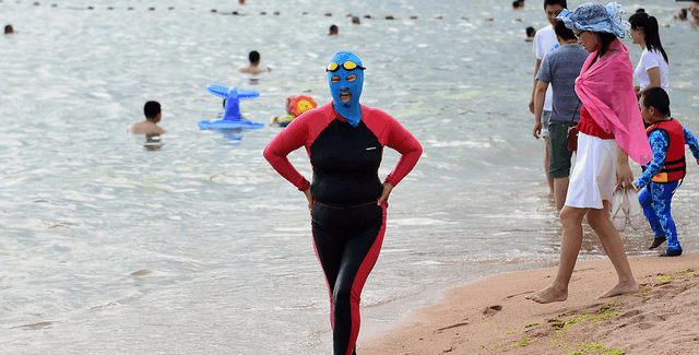 青岛大妈穿脸基尼现身海边, 这样的造型着实辣眼睛!