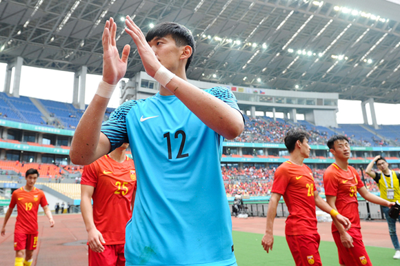 1个人打11个人,国足门将颜骏凌成悲情先生