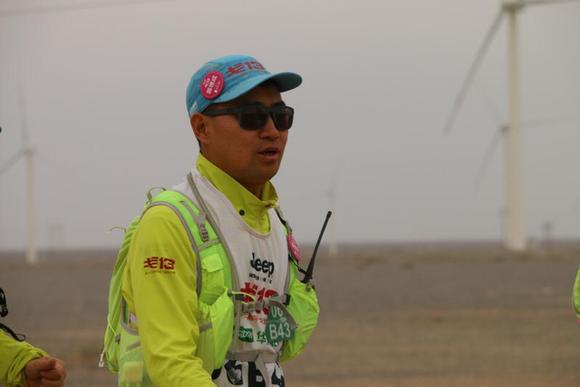 河南老乡苗德成获得玄奘之路商学院戈壁挑战赛亚军奖牌