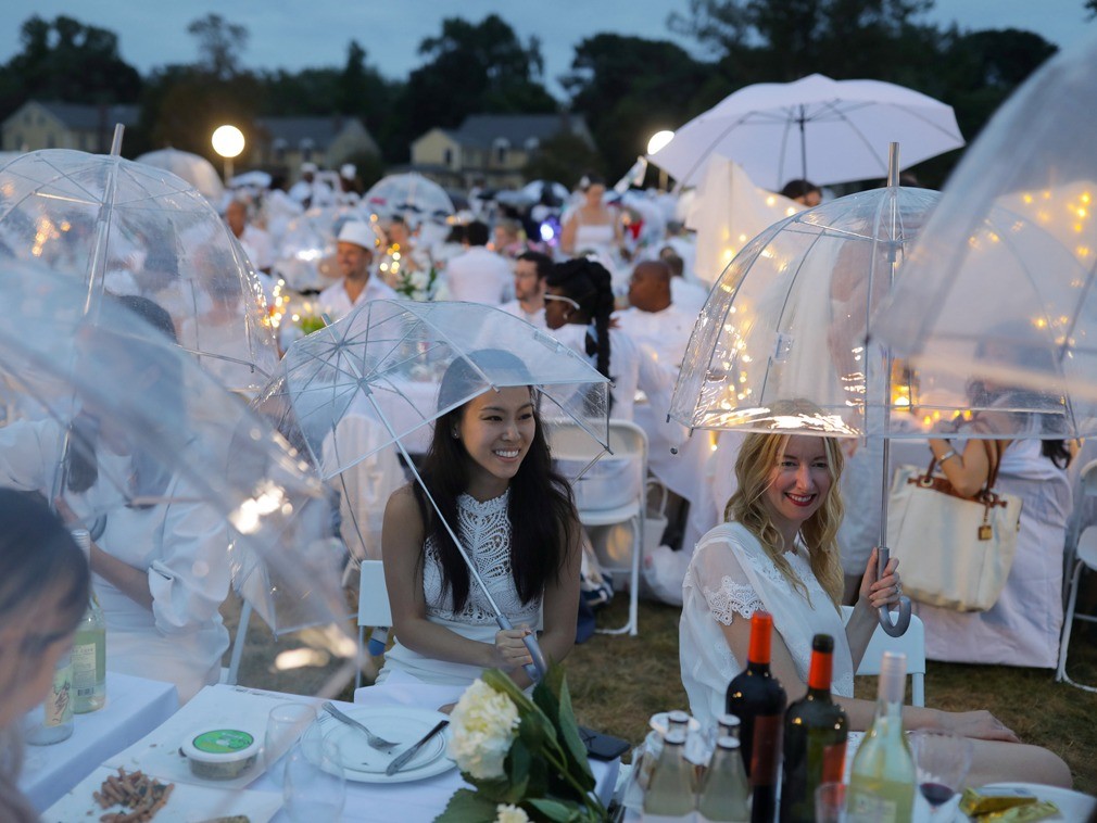 美国举办"白色晚宴" 数千人穿着白衣共赴神秘约会|白色|晚宴|宴会