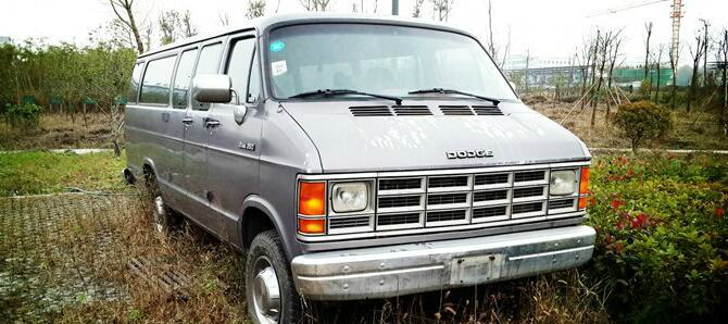 实拍罕见的道奇ram350比别克gl8还要早的商务车