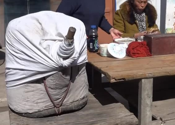 80岁大爷背着"大包袱",卖"古董"级小吃,把路人吓得够呛