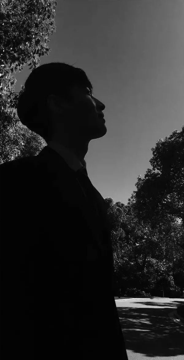 技巧:人物45度角仰望天空,从人物的侧面逆光拍摄.