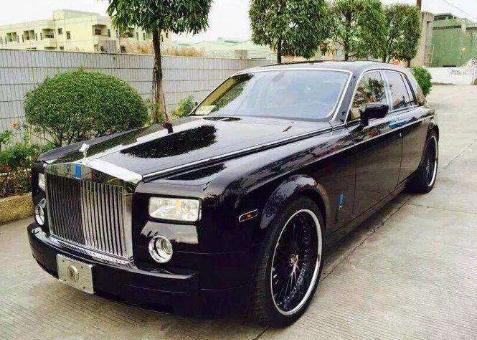 800万的劳斯莱斯被出租车刮蹭了,重点还是劳斯莱斯的车牌