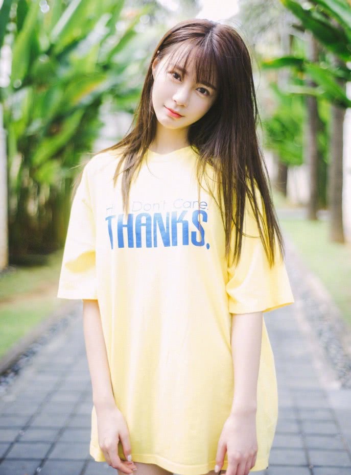 她被疑靠男友上位,晒家人照片被说"寒酸",穿搭尽显时尚!